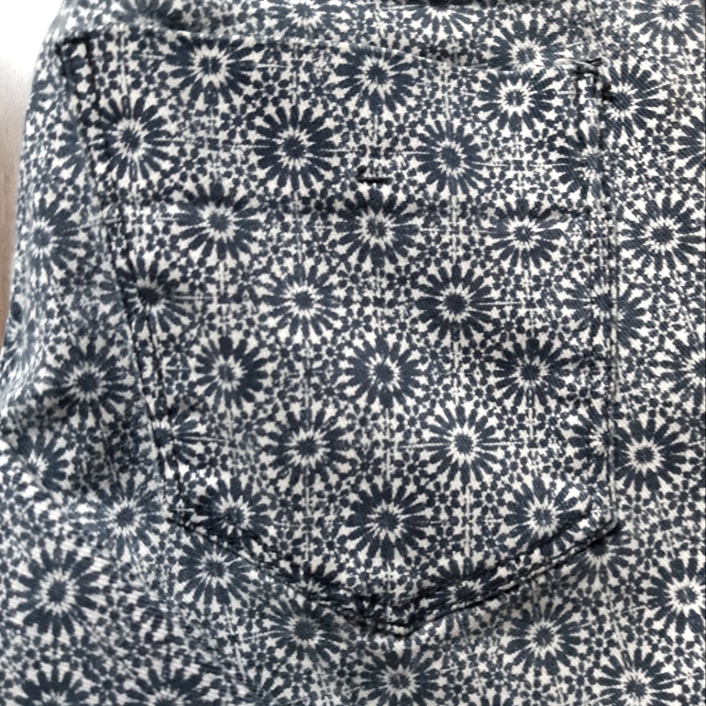 2/25$***French Connection Patterned Jeans - Picture 3 of 7